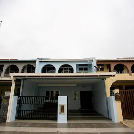 Hom2Rex Kuching Homestay Taman Timberland Exteriör bild