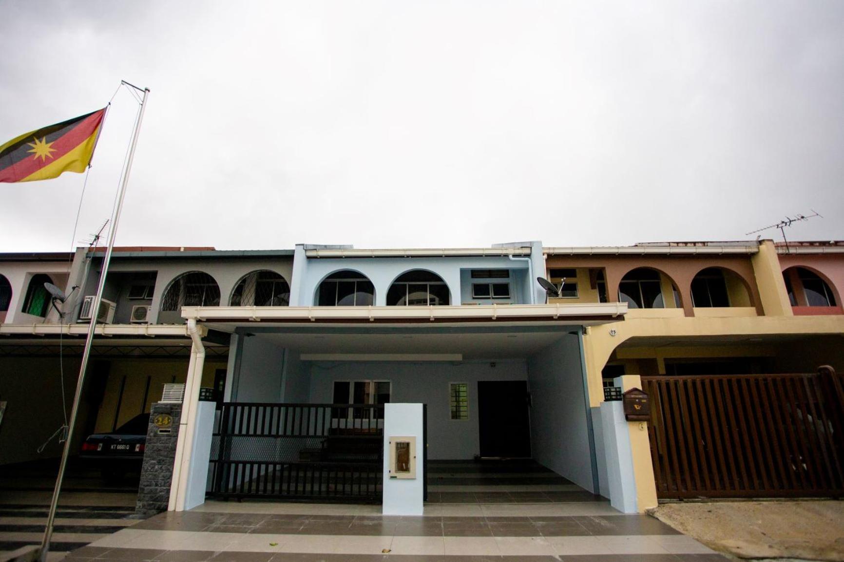Hom2Rex Kuching Homestay Taman Timberland Exteriör bild