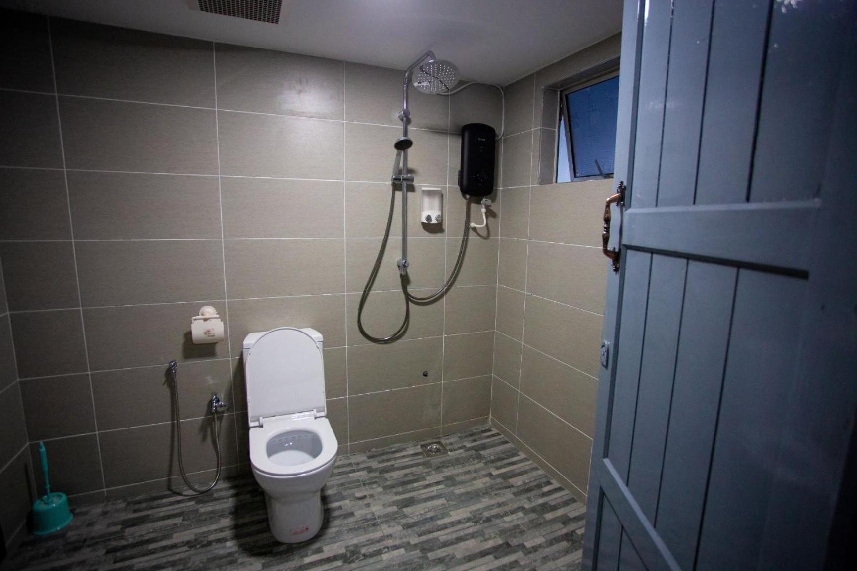Hom2Rex Kuching Homestay Taman Timberland Exteriör bild